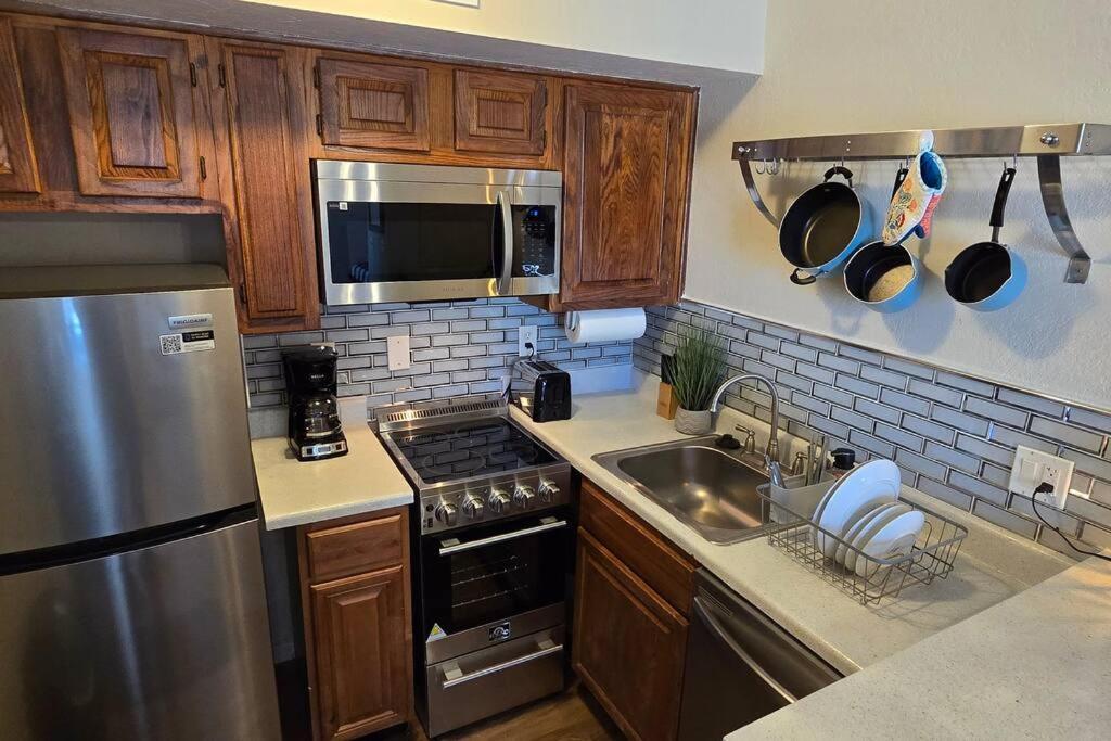 Cozy Updated Cove Of Heaven, 5Mins To Lake Hefner! Oklahoma City Exterior photo